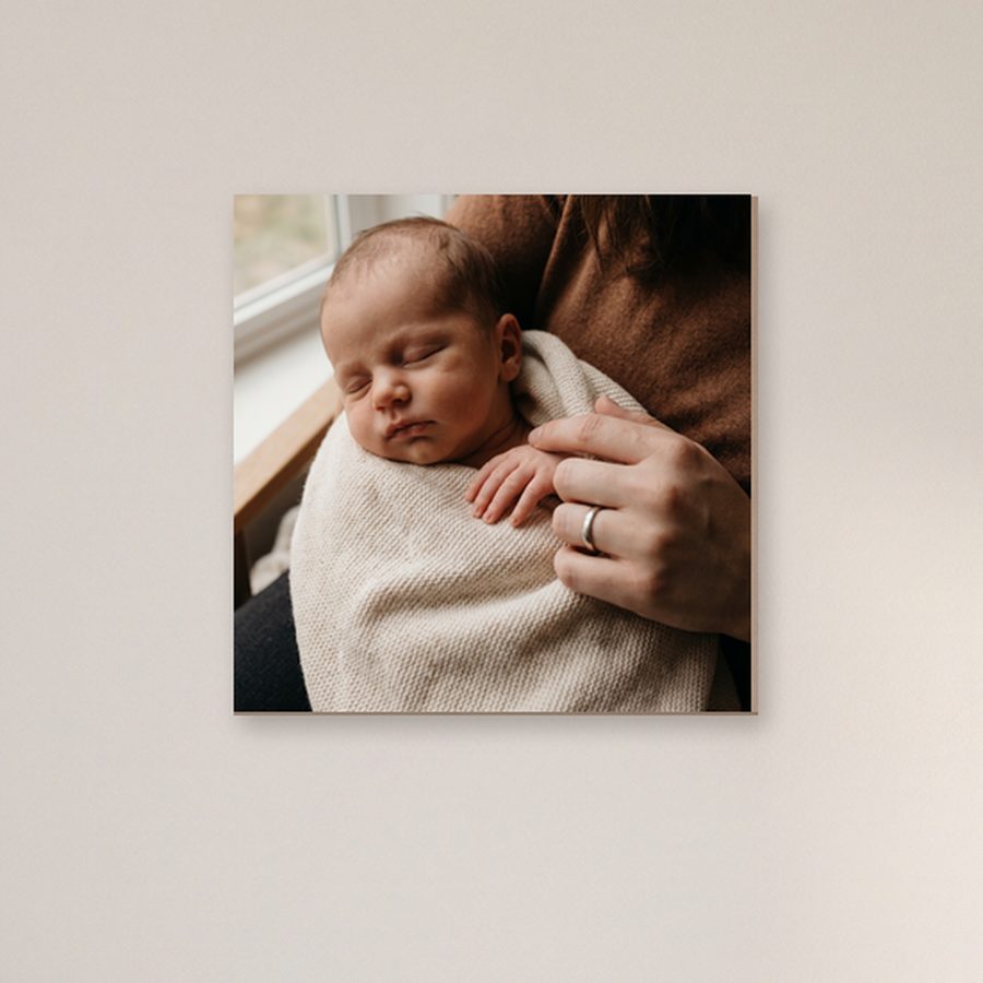 Holzposter mit einem Foto zum Thema Geburt