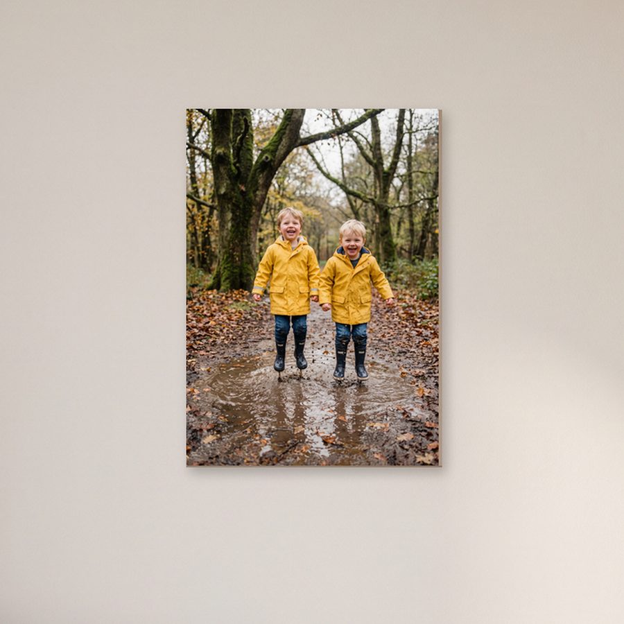 Holzposter mit einem Foto zum Thema Kindheit